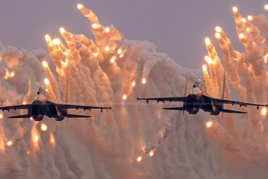 Su-30MK2 nhả đạn nhiễu rực sáng bầu trời khai mạc Triển lãm Quốc phòng