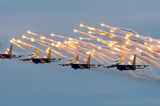 Sáng nay "hổ mang chúa" Su-30MK2 chính thức biểu diễn phục vụ triển lãm
