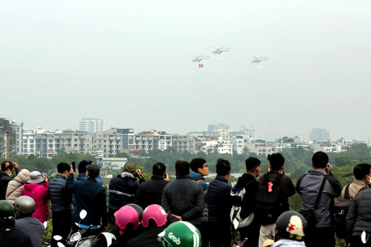 Người dân chịu rét, ngắm máy bay tiêm kích biểu diễn trên bầu trời Thủ đô