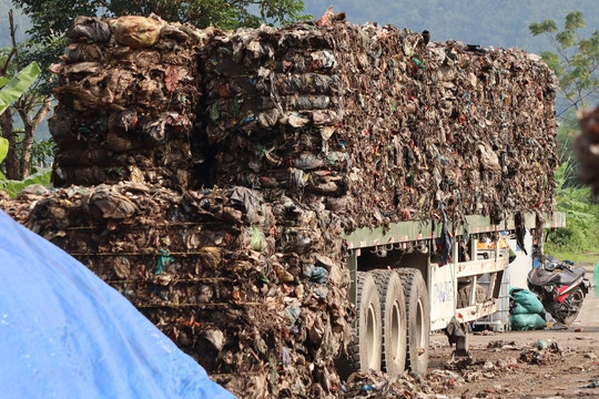 Hàng chục nghìn tấn rác thải bủa vây thành phố Hòa Bình