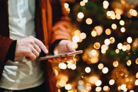 Đêm Giáng sinh gửi nhầm tin nhắn nhớ bồ cho vợ, chồng xấu hổ khi trở về nhà