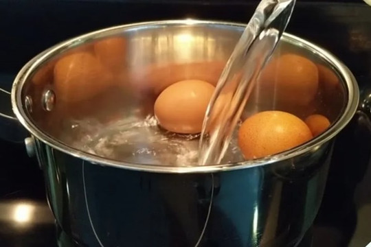 Luộc trứng đừng chỉ cho nước lã: Cho thêm 2 gia vị này vào vỏ trứng sẽ rơi ra ngay sau khi vừa chạm