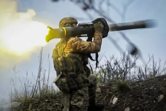 Chiến sự miền Đông "nóng rực", Ukraine kêu gọi thực thi công thức hòa bình