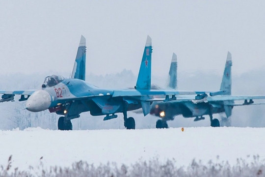 Tiêm kích Su-27SM quần thảo bầu trời, bảo vệ không phận bán đảo Crimea