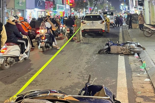 Ô tô lao vào nhóm phụ huynh chờ đón con ở Hà Nội, 4 người bị thương