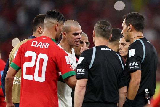 Pepe chỉ trích FIFA: 'Có 5 trọng tài Argentina ở đây, tốt nhất họ trao cúp cho Argentina luôn đi'