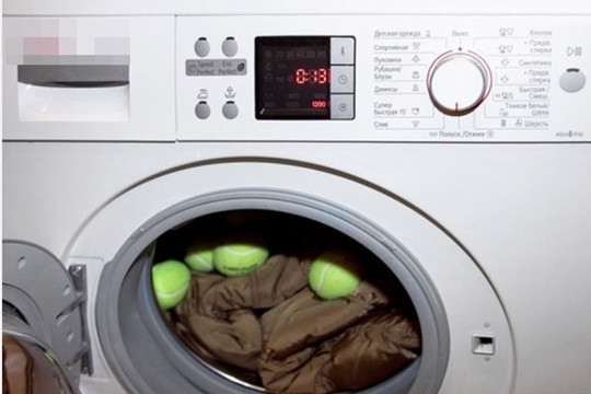 Ném vài quả bóng tennis vào máy giặt có công dụng tuyệt vời, thật tiếc nếu bạn không biết sớm