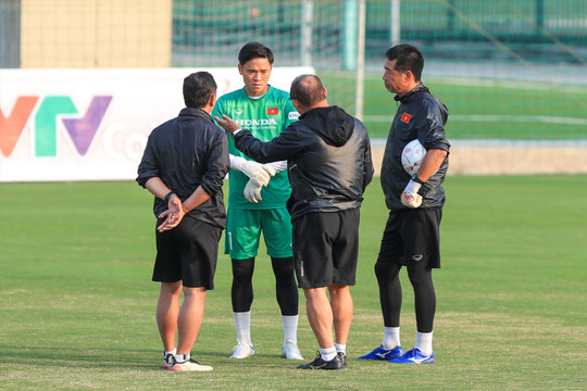 HLV Park Hang-seo trao đổi riêng với thủ môn tuyển Việt Nam