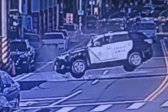 Cận cảnh xe cảnh sát nhào lộn 360 độ sau cú tông vào 2 ô tô đỗ bên đường