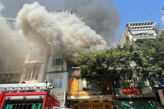 Hà Nội: Cháy nhà trên phố Hàng Bông