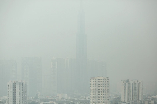 Tòa nhà cao nhất Việt Nam mờ ảo trong bụi mù vì ô nhiễm không khí