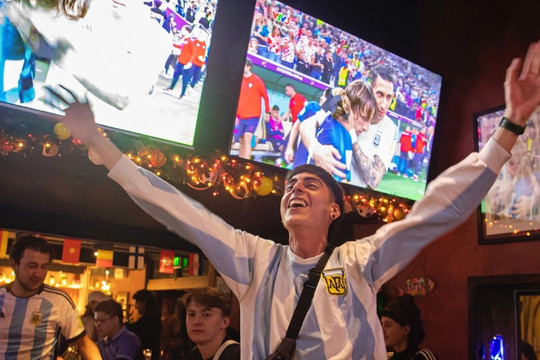 Cổ động viên ăn mừng khắp phố đêm Hà Nội sau chiến thắng của Argentina