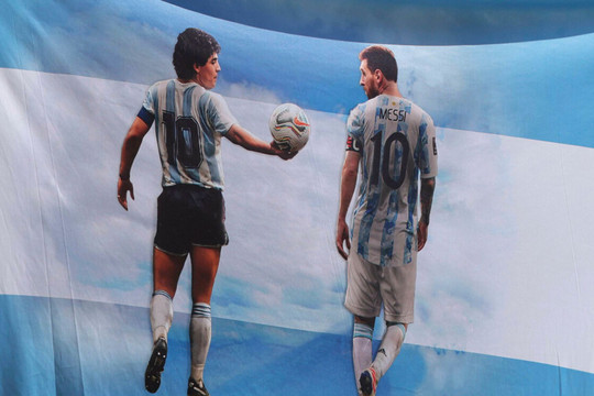 Argentina tái hiện hình bóng Maradona trên đôi chân Messi thiên tài