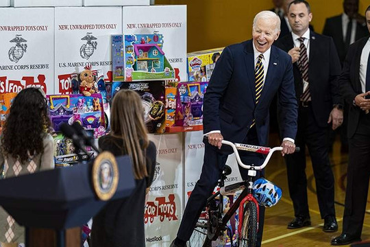Ông Biden làm hỏng ghi đông xe đạp trẻ em khi đang đi thử