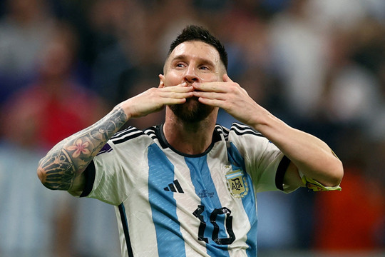 Messi thăng hoa khiến người biểu tình Argentina quên cả đòi tăng lương