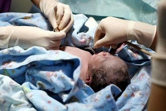 Sau khi em bé chào đời, ai có thể ôm bé đầu tiên? Người xưa khuyên: nên tránh hai loại người này