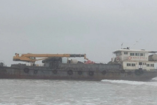 Xử lý tàu sắt không người dạt vào bờ biển Quảng Trị