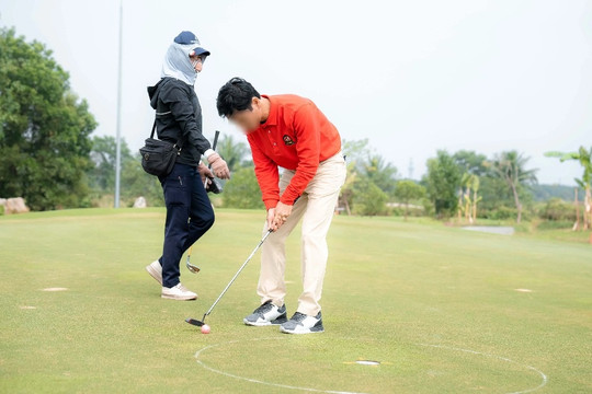 Nữ caddie Việt tiết lộ "quy tắc ngầm" phục vụ khách trên sân golf