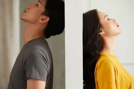Bạn trai hoãn cưới lần 3, biết lý do, tôi tự mang đồ sang nhà anh ở