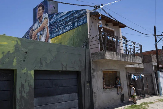 Cận cảnh căn nhà cũ đóng kín cửa, khu phố đầy ắp kỷ niệm của Messi