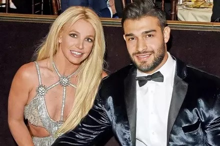 Chồng Britney Spears không cấm vợ đăng ảnh khỏa thân