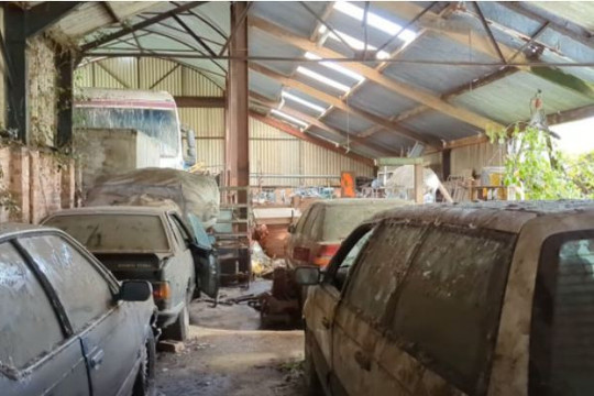 Kho xe cổ Ford, Range Rover và BMW 'ẩn mình' trong biệt thự bỏ hoang