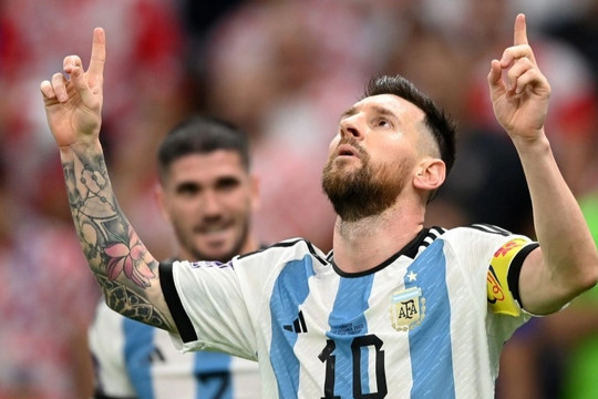 Số 10 huyền thoại: Messi chỉ tay lên trời, Mbappe khoanh tay trước ngực