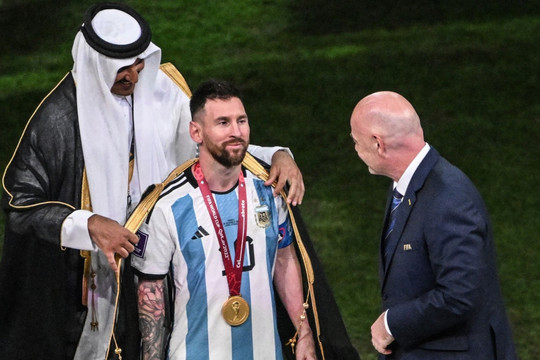 Bật mí chiếc áo choàng Quốc vương Qatar tự tay khoác cho Messi