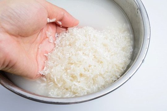 Vo gạo xong đừng vội cho vào nồi cắm ngay, làm thêm bước này giúp kéo dài tuổi thọ nồi cơm điện