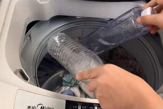 Ném 2 vỏ chai nước vào máy giặt, tưởng vô lý nhưng kết quả khiến ai nấy đều bất ngờ