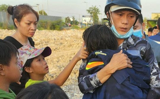 Thời sự 24 giờ: Giải cứu bé gái 5 tuổi rơi xuống hố sâu 10m; kỷ luật 2 cán bộ vụ pano cờ Trung Quốc
