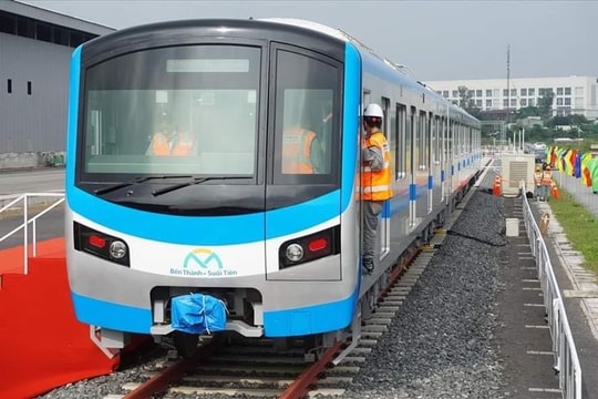 Cận cảnh đoàn tàu metro Bến Thành - Suối Tiên chạy thử ở TPHCM