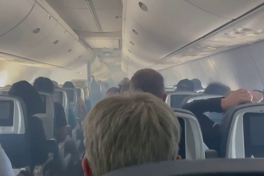 Máy bay đi vào vùng nhiễu động, nhiều hành khách văng khỏi ghế ngồi