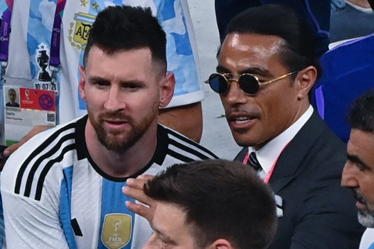 Cư dân mạng phẫn nộ vì 'thánh rắc muối' cố bon chen chụp ảnh cùng Messi