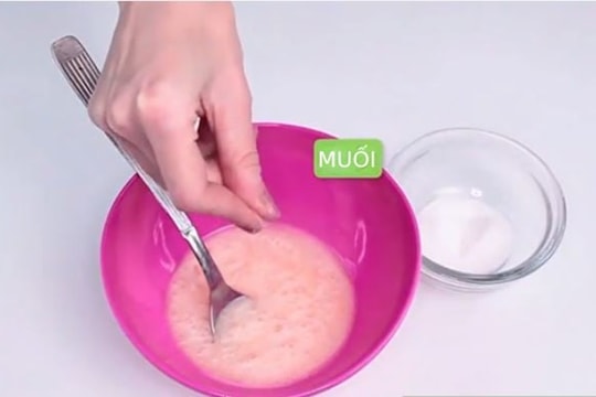 Trộn chút muối trắng với dầu gội: Lợi ích tuyệt vời, giải quyết vấn đề cả nam và nữ đều gặp