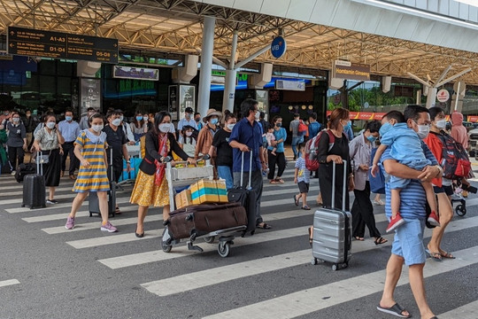 Sân bay Tân Sơn Nhất dự kiến đông kỷ lục và thiếu taxi dịp Tết Quý Mão