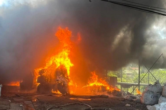 Sau tiếng nổ lớn, đám cháy thiêu rụi kho phế liệu 400m2 ở Bình Phước