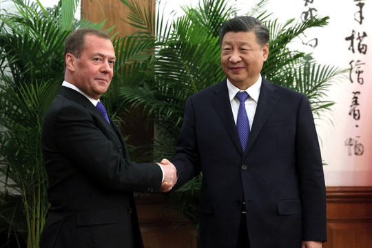 Cựu Tổng thống Nga Medvedev bất ngờ thăm Trung Quốc