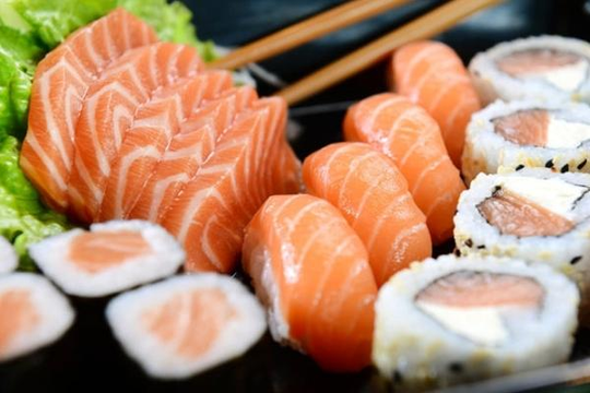Cuộn sushi cá hồi to nhất thế giới