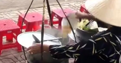 Vụ đổ thức ăn thừa vào nồi để bán lại cho khách: Chủ gánh hàng bỏ chạy