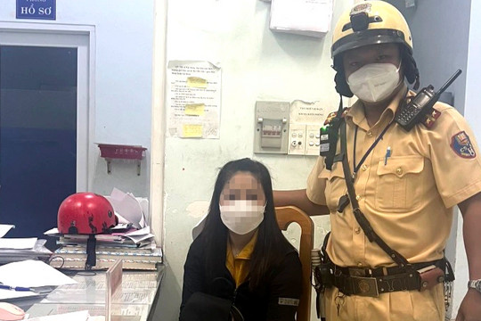 TPHCM: Đại úy CSGT cứu cô gái bỏ lại đôi dép định nhảy cầu tự tử