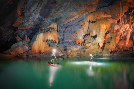 Bơi qua hang động ngầm, cắm trại giữa rừng nguyên sinh khám phá Hung Thoòng