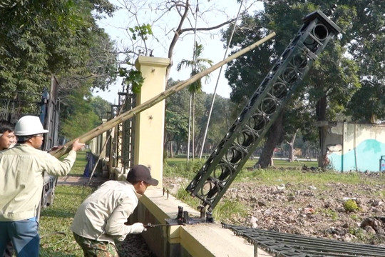 Hàn cắt, tháo dỡ 400m hàng rào công viên Thống Nhất