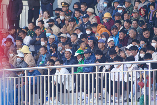 Sân Đà Lạt đón hàng nghìn cổ động viên trong trận đấu đầu tiên