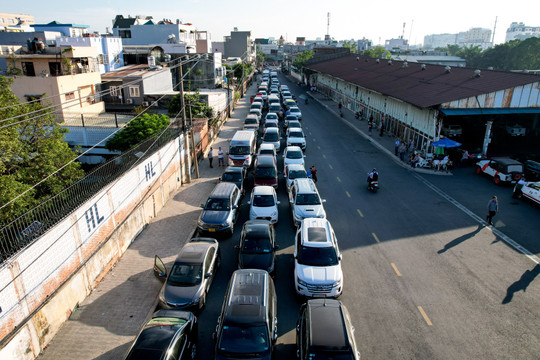 Hàng trăm ôtô tiếp tục xếp hàng chờ đăng kiểm ở TP.HCM