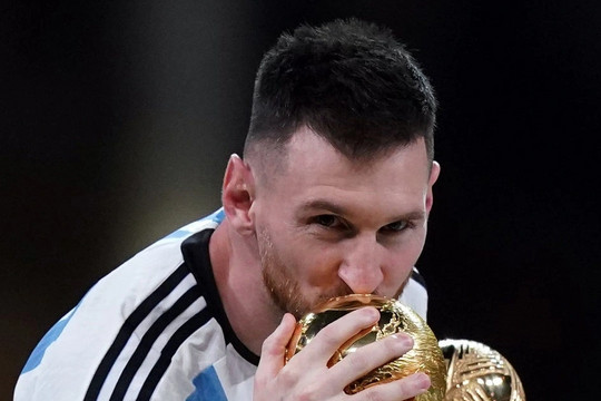 Đội hình xuất sắc nhất bóng đá thế giới 2022: Messi sáng rực rỡ