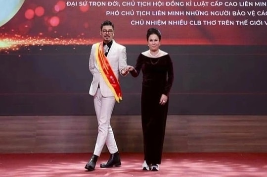 Ồn ào "vinh danh nhà thơ thế giới": Danh xưng nhận vơ, không được công nhận