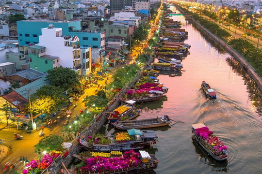TP.HCM: Chợ hoa xuân ‘Trên bến dưới thuyền’ có thêm phố ông Đồ