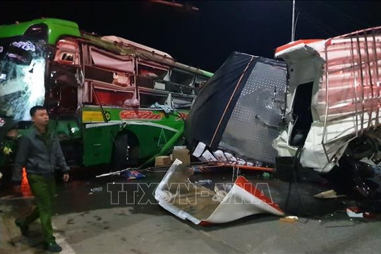Xe khách giường nằm tông xe tải ở Bình Phước, hàng chục người bị thương