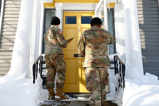 Vệ binh quốc gia Mỹ gõ cửa từng nhà tìm nạn nhân bão tuyết ở Buffalo